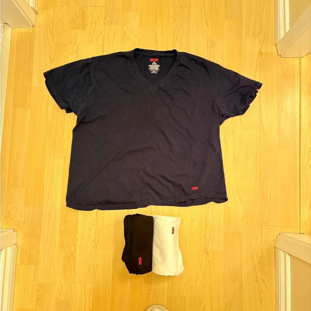 3 for $25 / Levi’s Mens t-shirt lot (3)